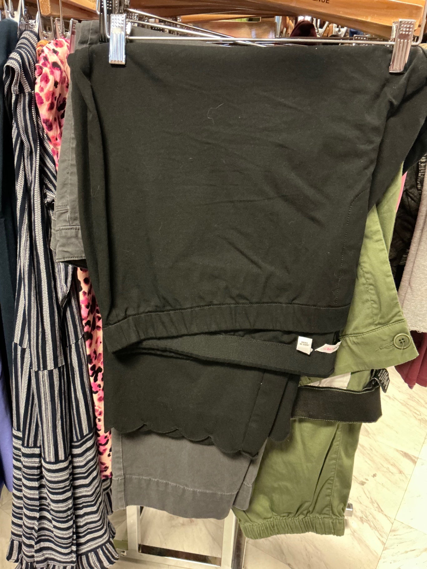 Isaac Mizrahi Live! Stretch Capri 28WP Black