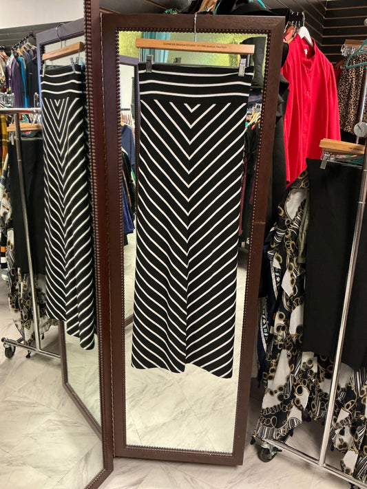 Faded Glory Skirt 2X Black and White
