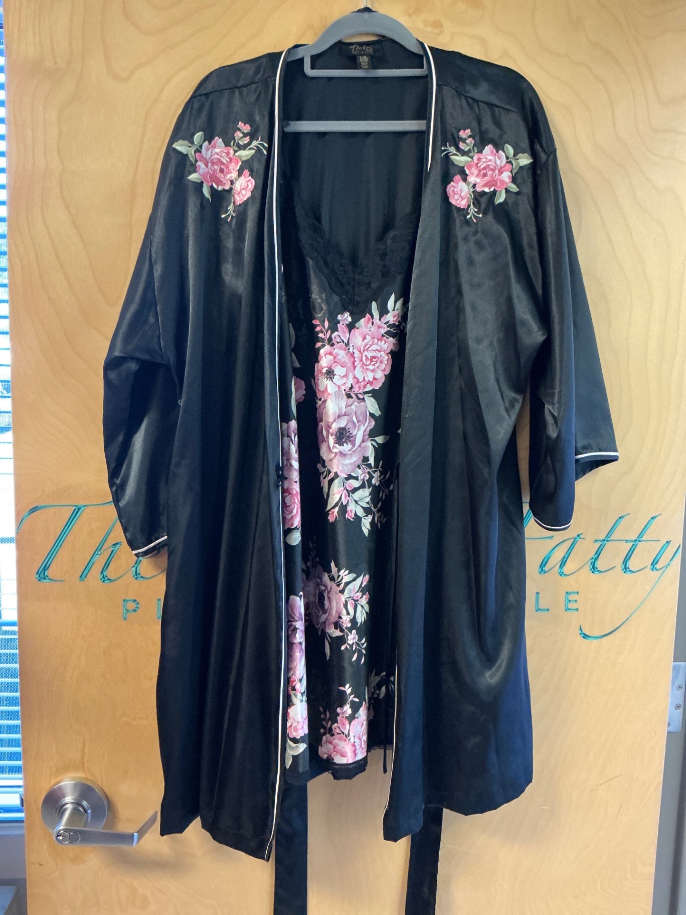 Thalia Sodi Lingerie and Robe Set - Black with pink floral embroidery - XL