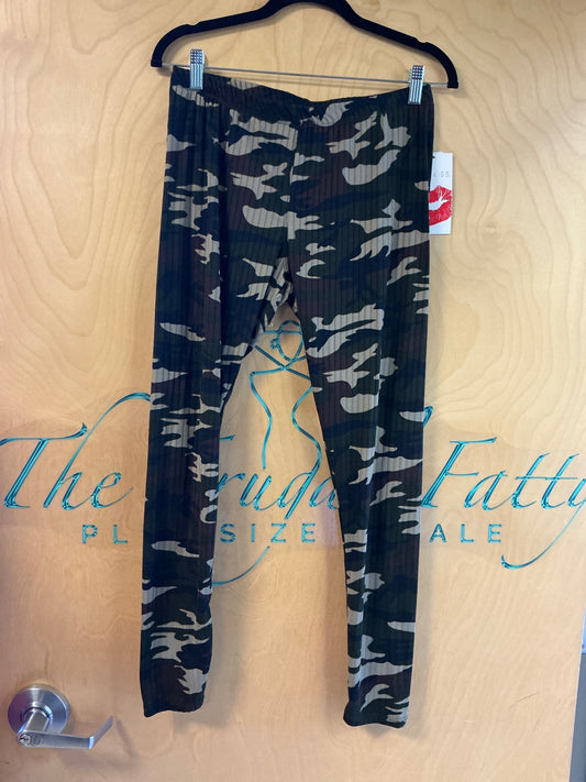 Hot Kiss Leggings - Black and Gray Camouflage - XL NWT